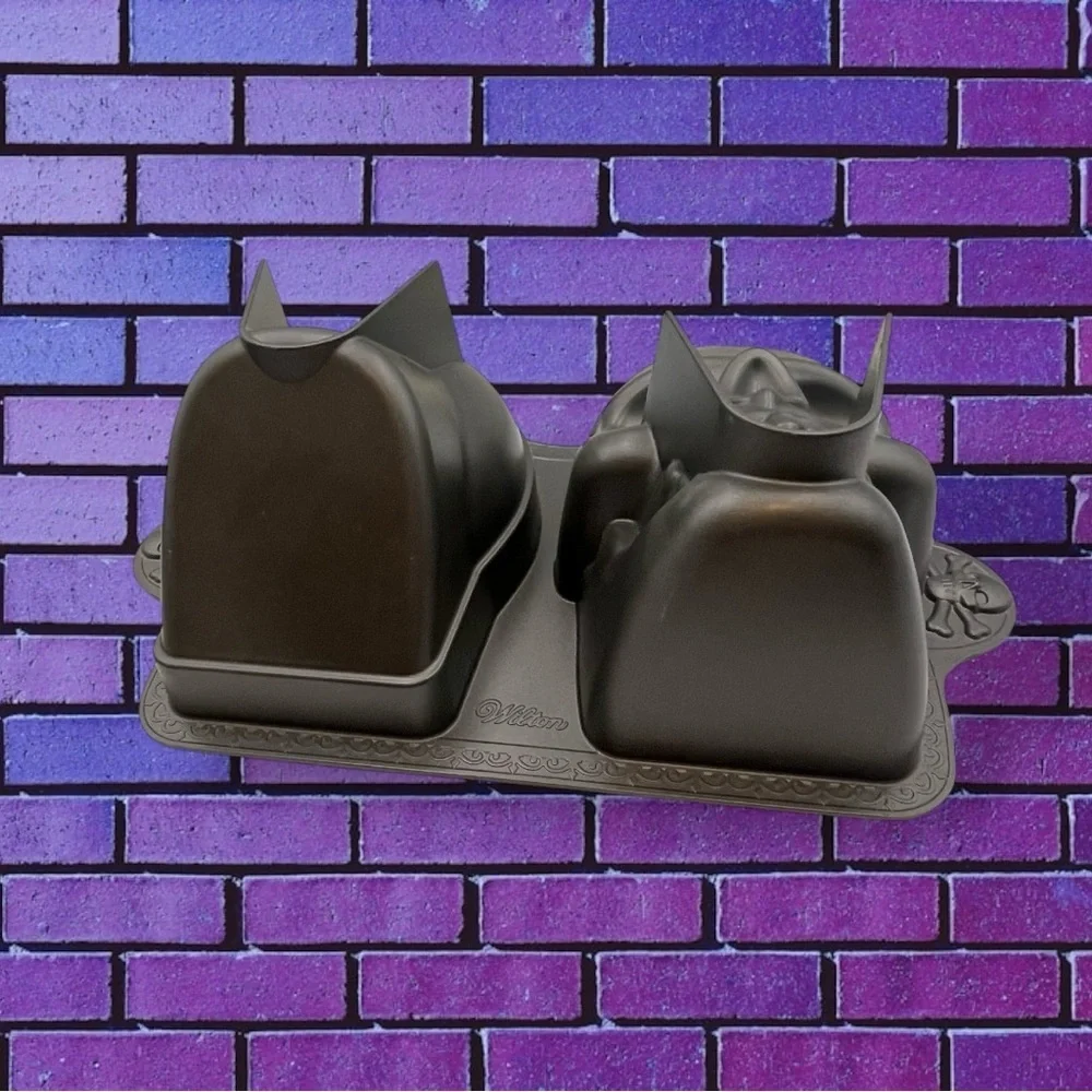 Wilton 3D Skull Non-Stick Cake Pan Pirate Skeleton~ HALLOWEEN New without Box